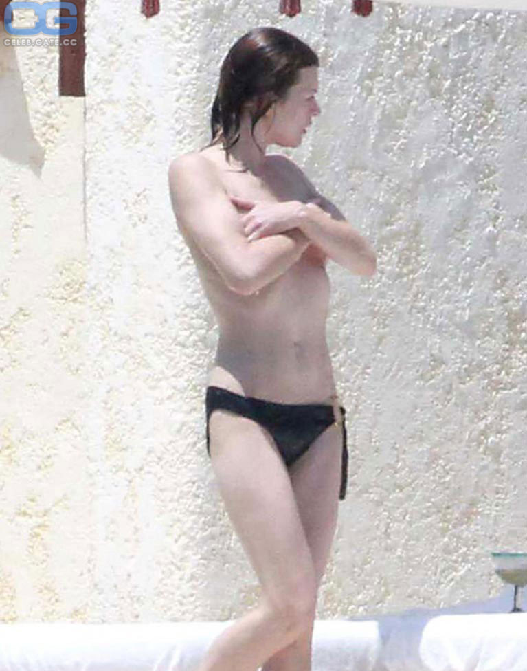 Milla Jovovich topless
