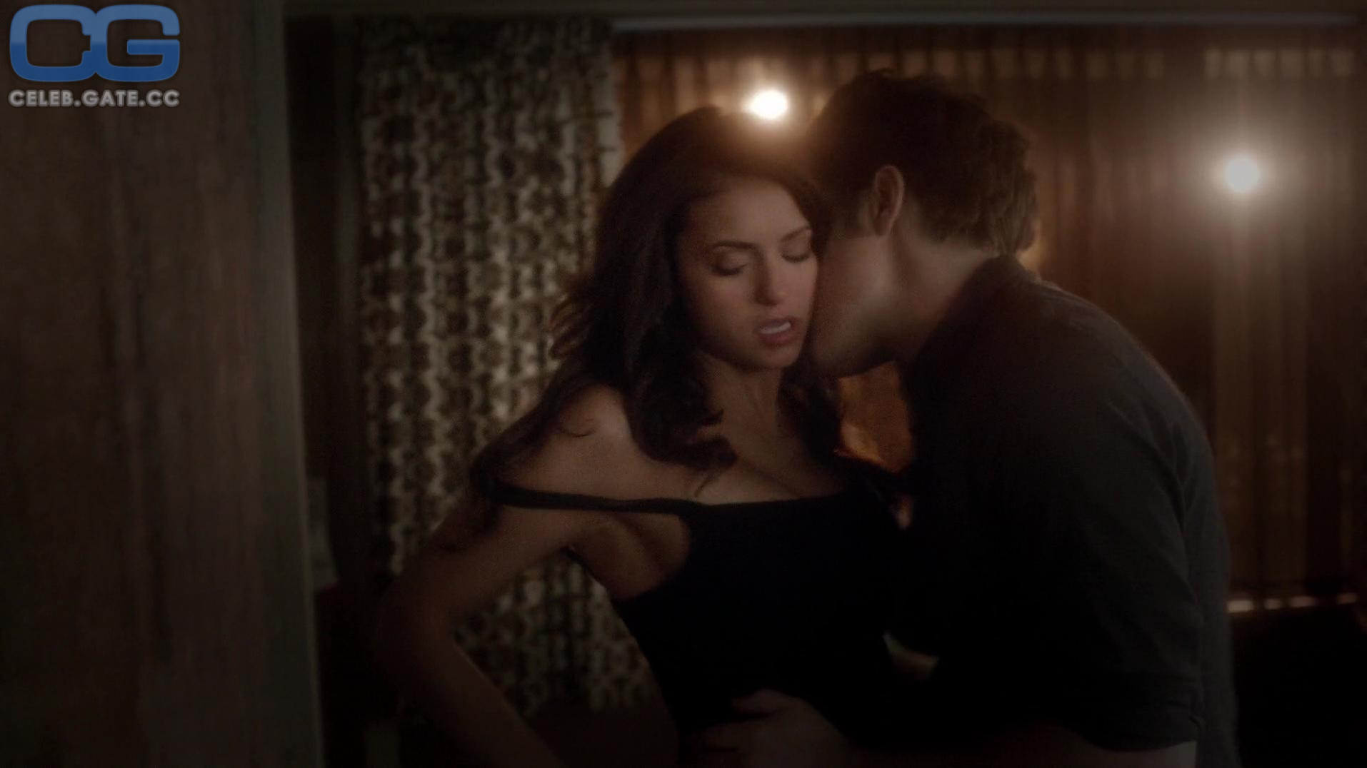 Nina Dobrev 