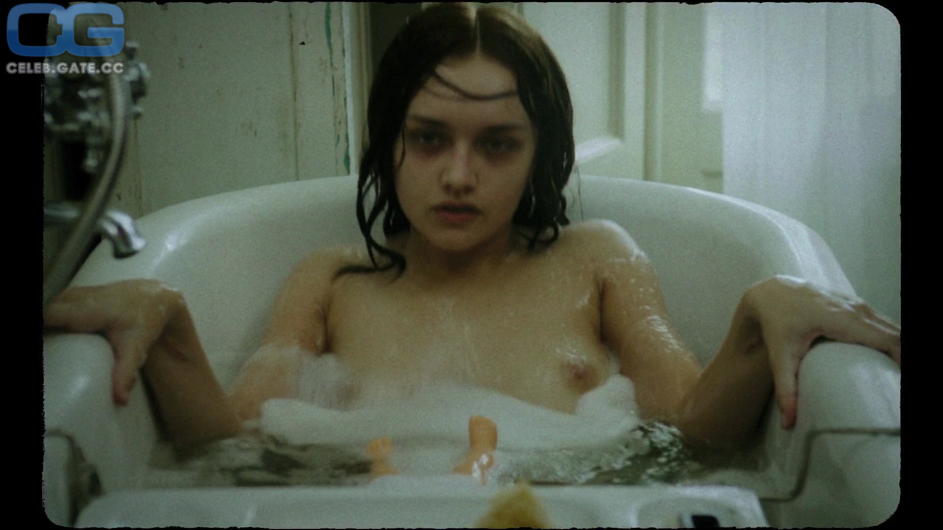 Olivia Cooke nude