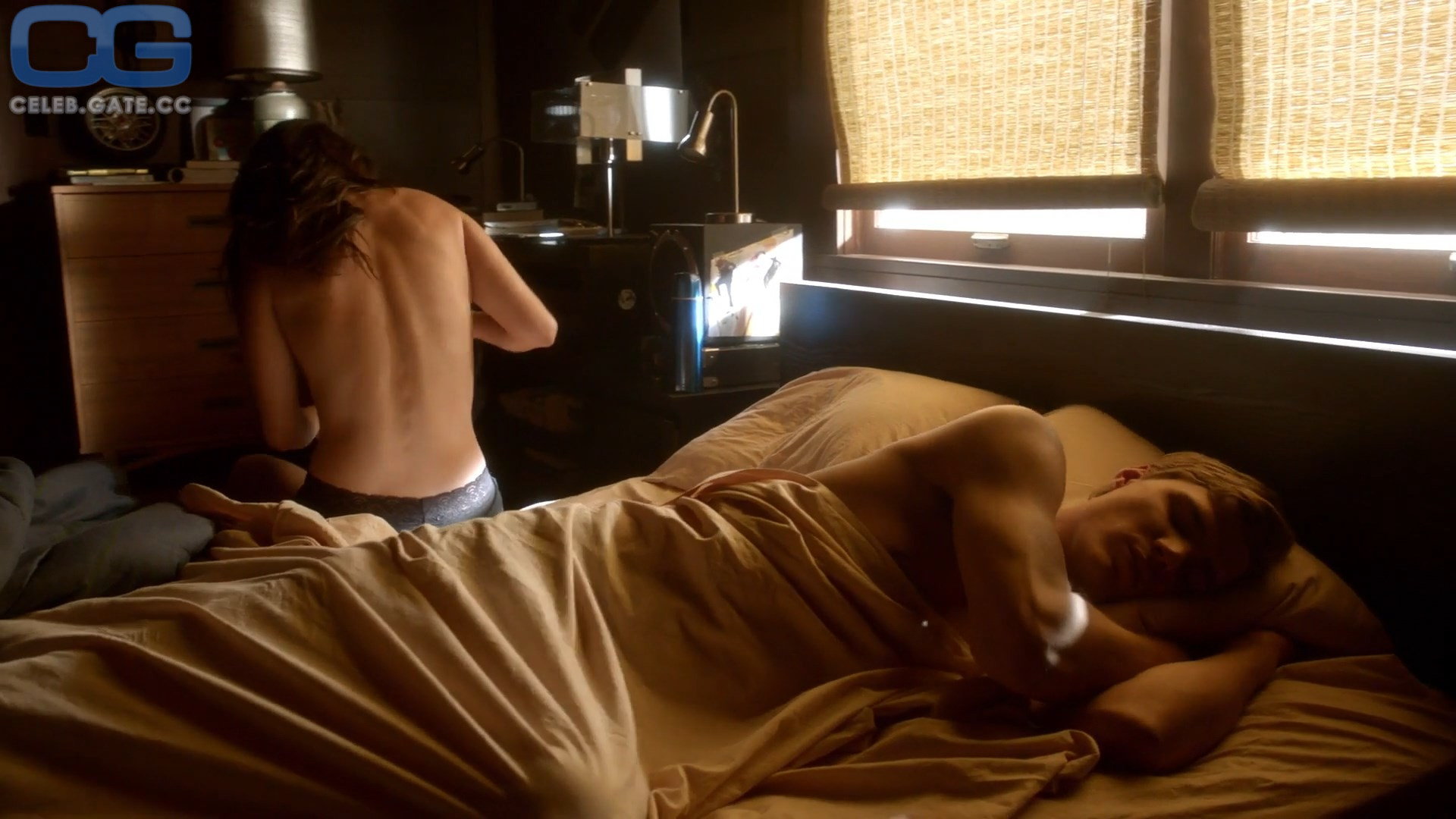 Phoebe Tonkin 