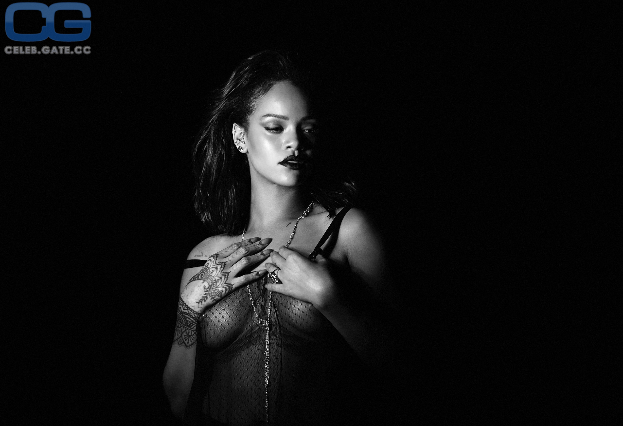 Rihanna nip slip