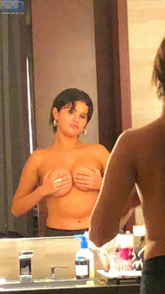 Selena Gomez In The Nude
