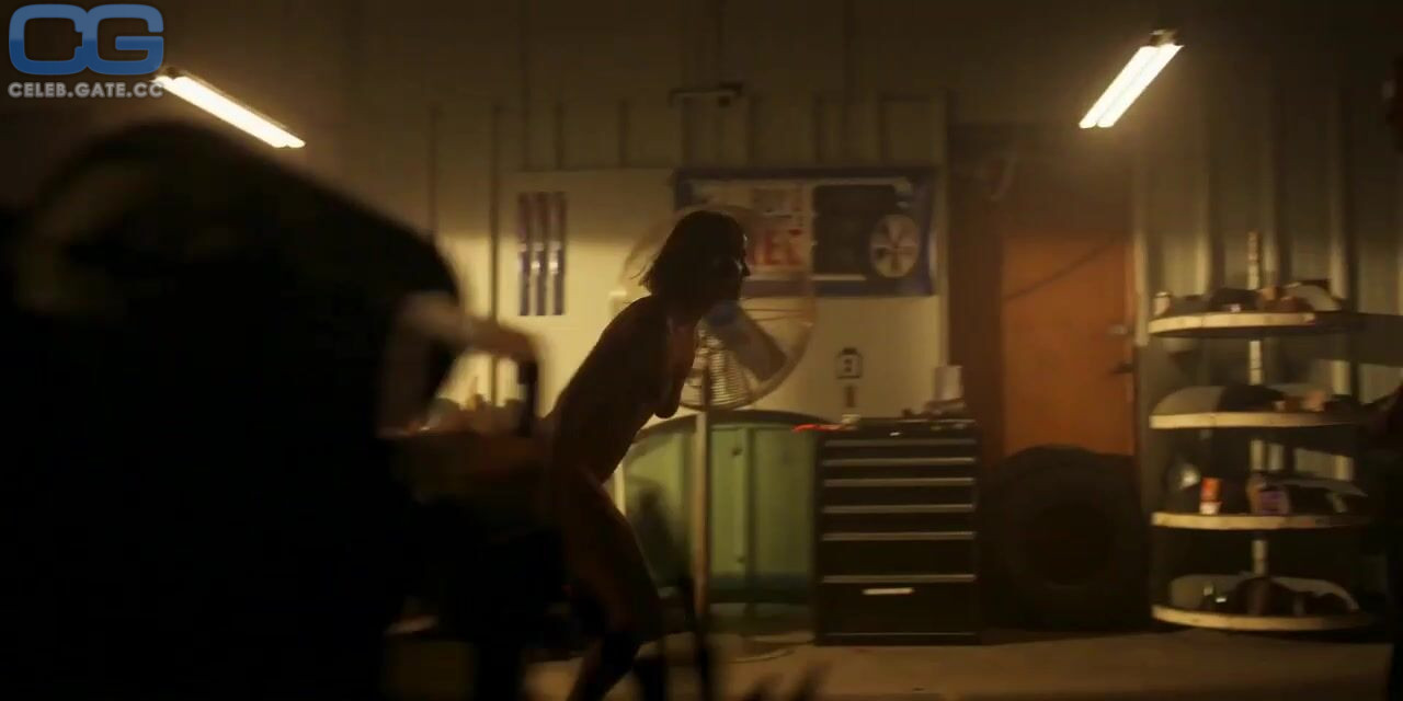 Shelley Hennig 