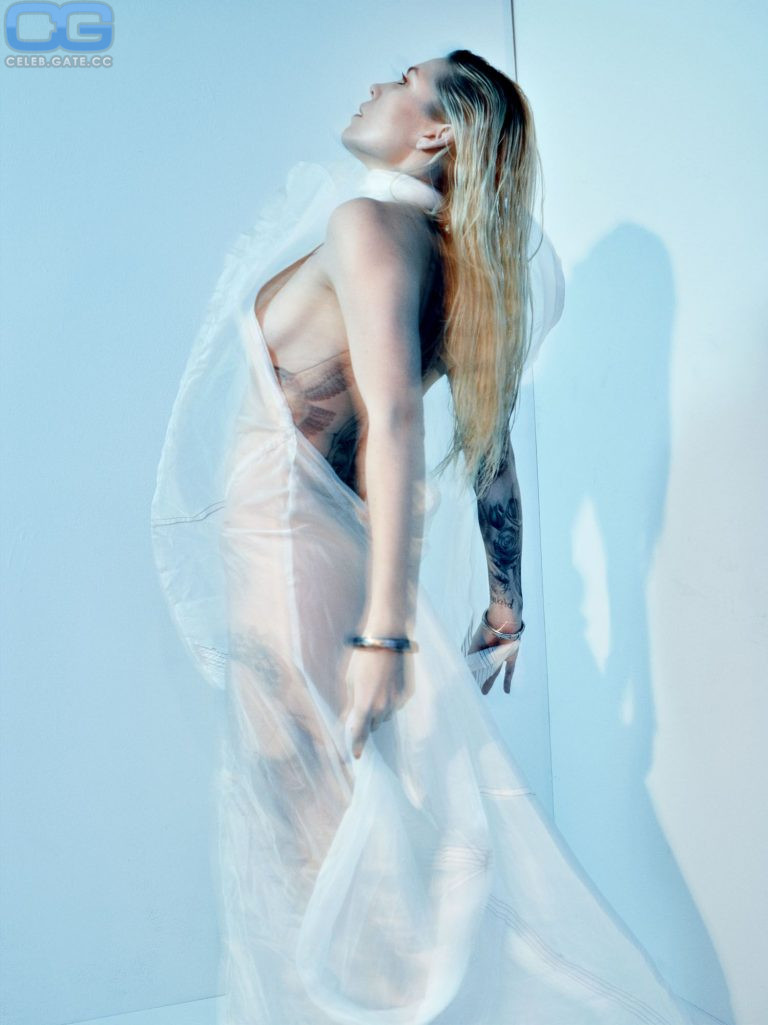 Skylar Grey sideboob