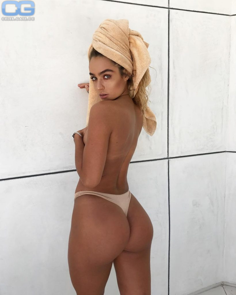 Sommer Ray topless