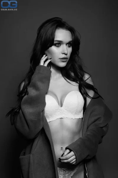 Sophie Skelton 