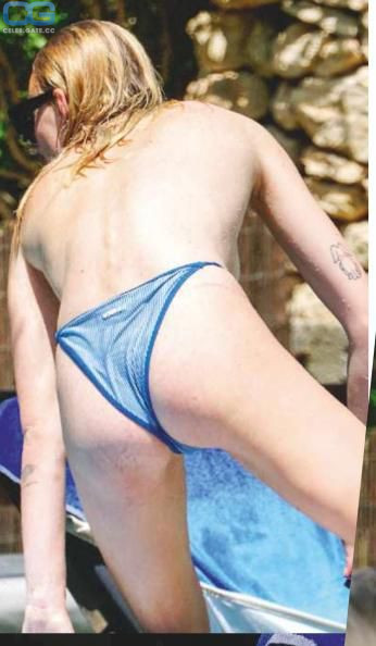 Sophie Turner Topless