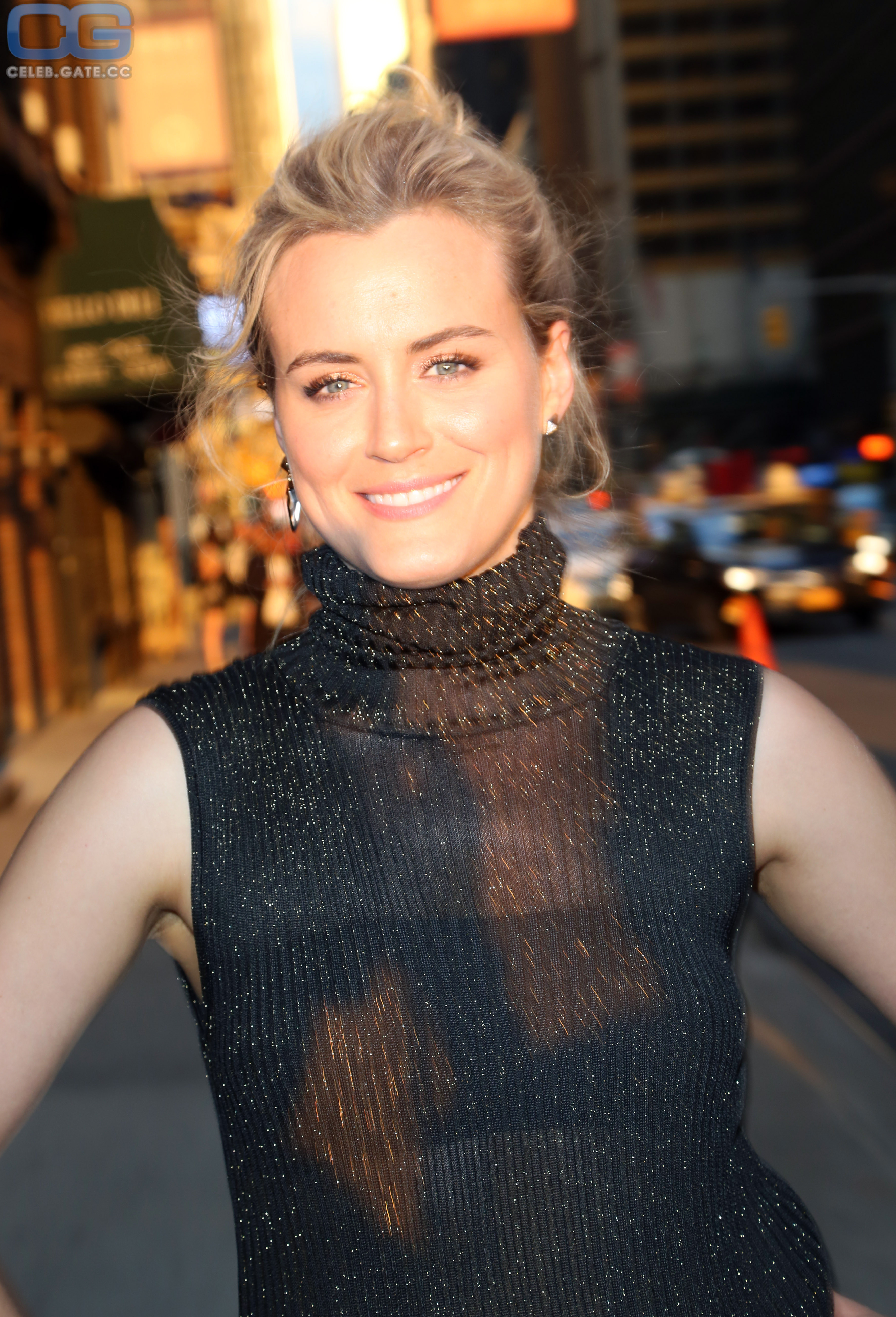 Taylor Schilling sexy